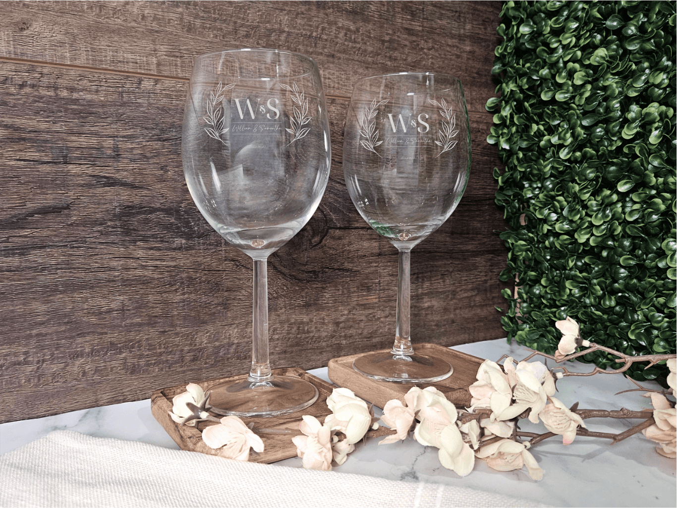 Custom Initials Engraved Wine Glass Set – Elegant Laurel Wreath Design (DC001)