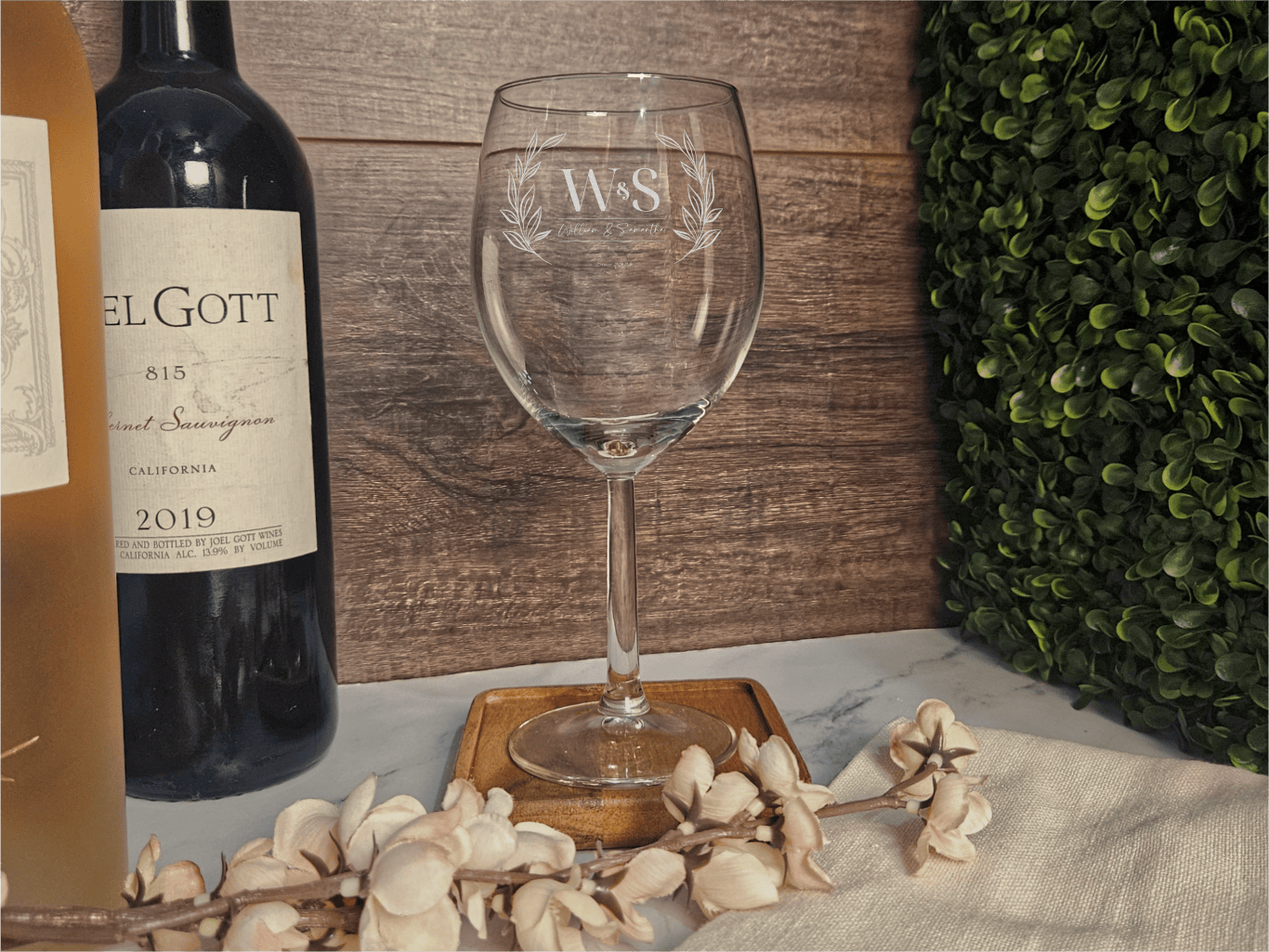 Custom Initials Engraved Wine Glass Set – Elegant Laurel Wreath Design (DC001)