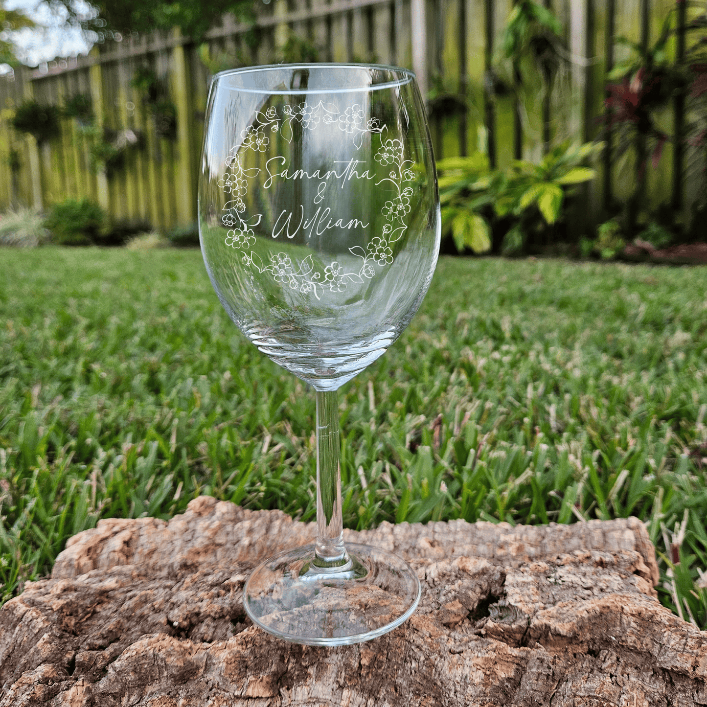 Engraved Wine Glasses for Couples - Custom Engraving with Custom Names and Floral Wreath, Perfect to Wedding or Anniversary Gift - DM010