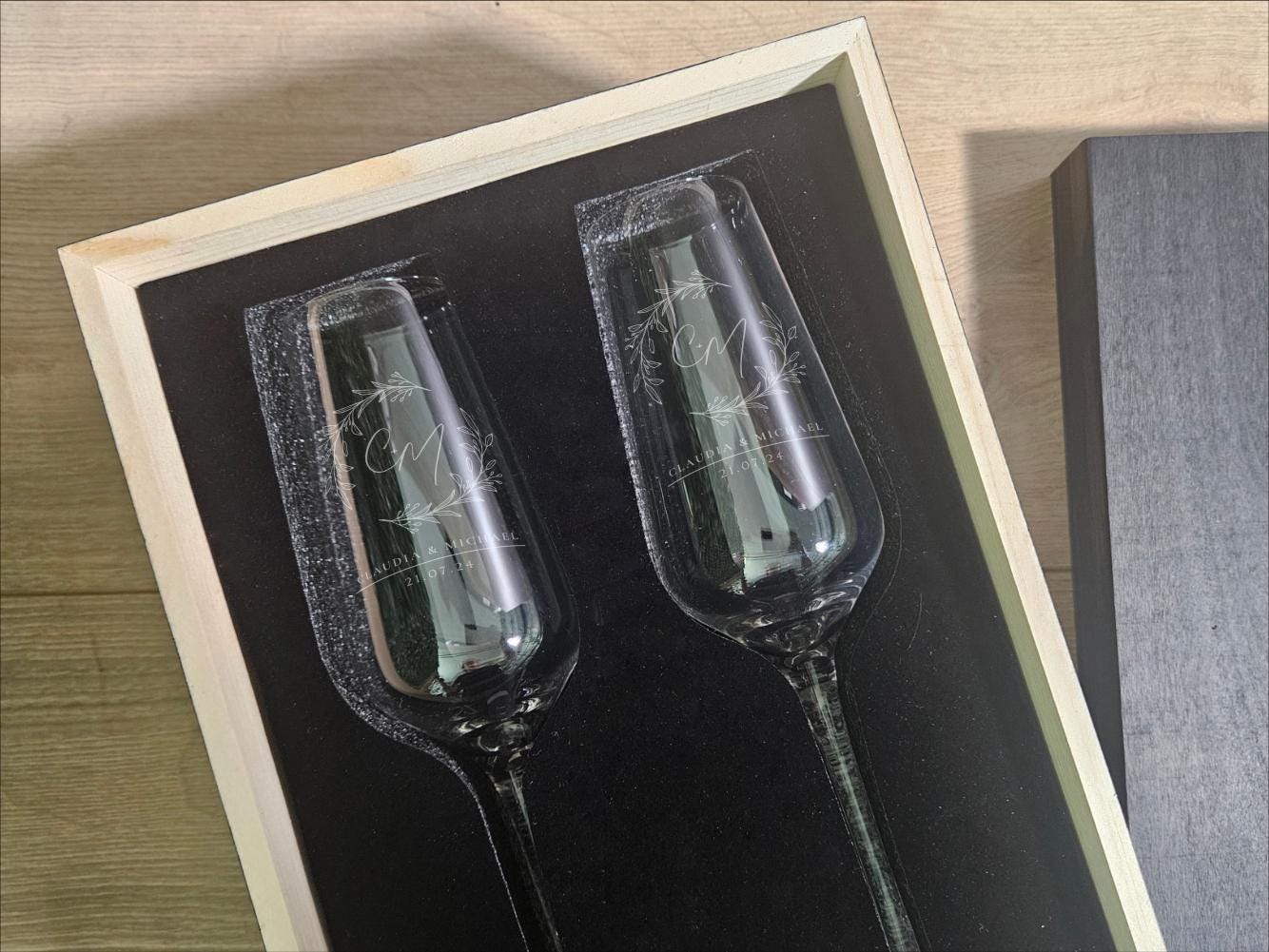 Champagne Glasses with Custom Engraving – Romantic Gift Set with Wooden Box for Wedding, Anniversaries & Toasts (DC026)