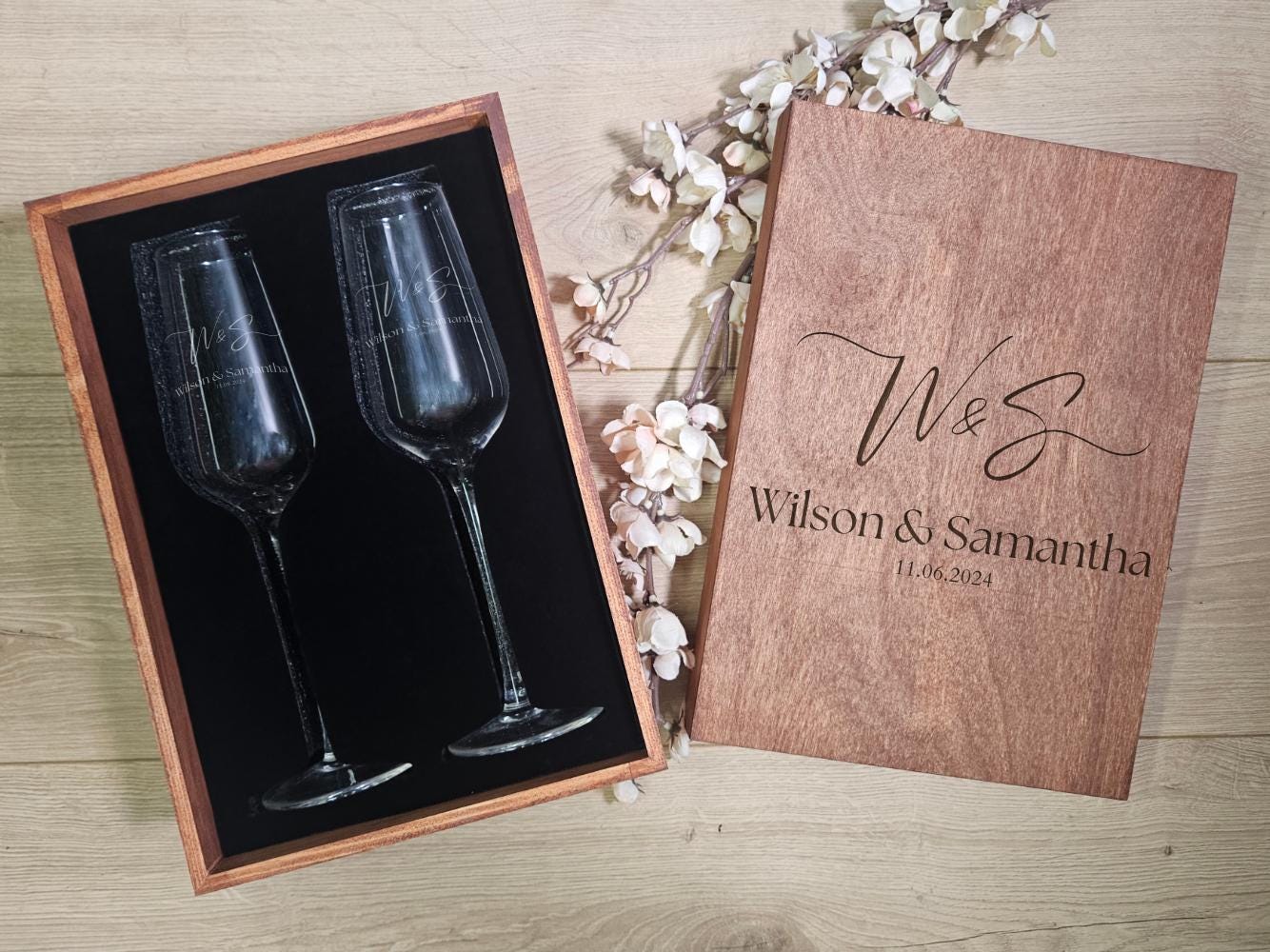 Personalized Champagne Glass Set for Couples – Custom Gift in Keepsake Wood Box for a Wedding, anniversary or Engagement (DC027)